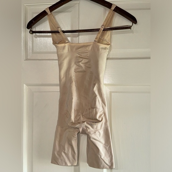 Assets by SPANX Bodysuit Size Small - Picture 2 of 3